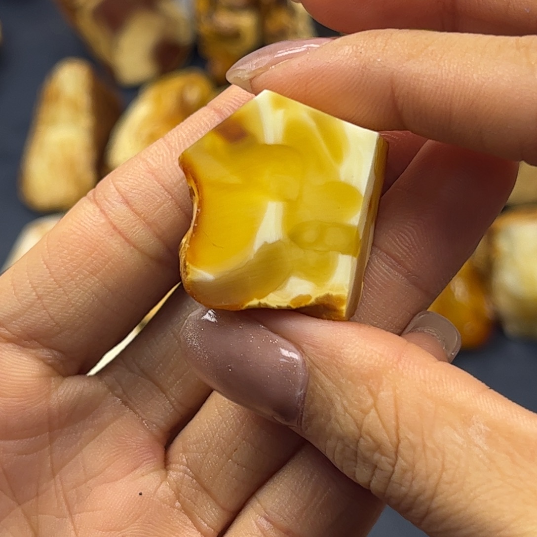南***游定制琥珀未镶嵌蜜蜡定制