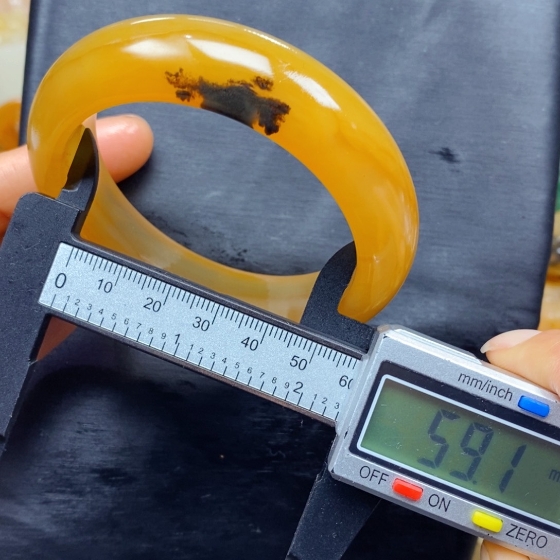 石英质玉（黄龙玉）颈饰未镶嵌