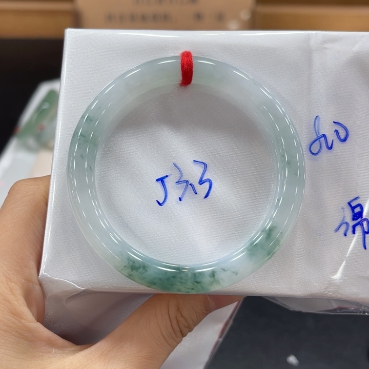 翡翠手镯未镶嵌翡翠