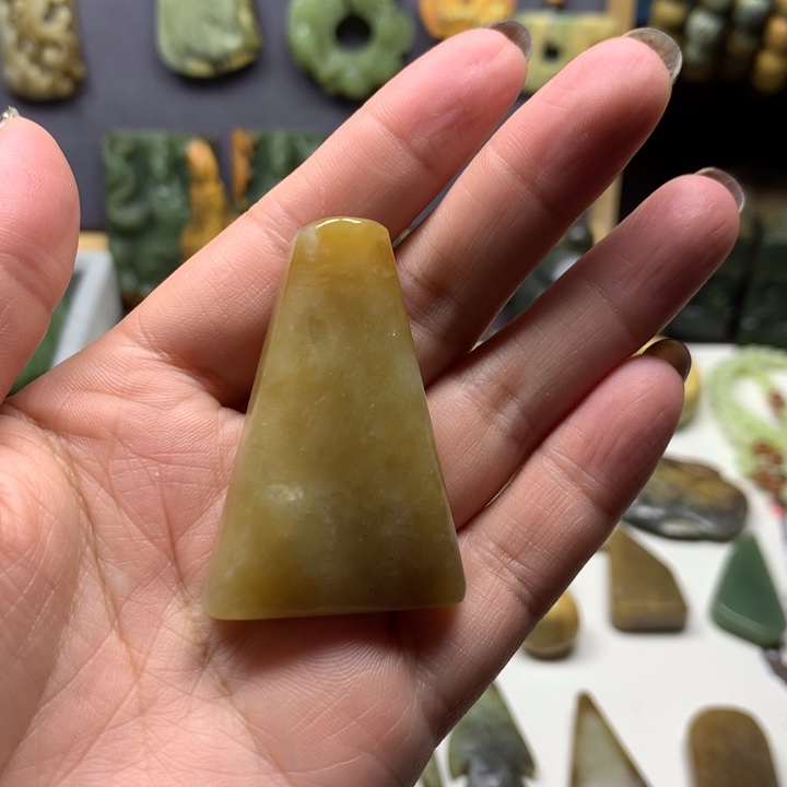 透闪石质玉未镶嵌颈饰