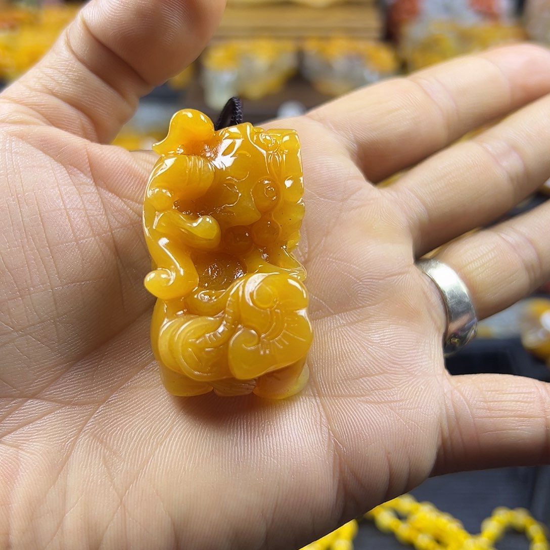 小***浅石英质玉（黄龙玉）未镶嵌颈饰