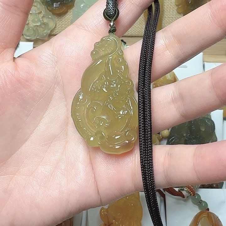 蛇纹石玉未镶嵌颈饰