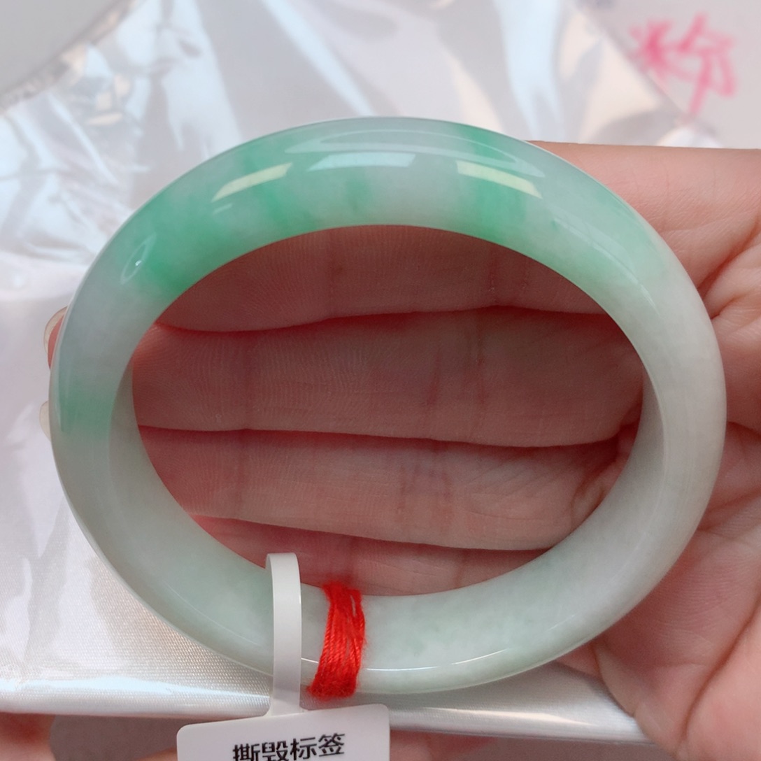 翡翠手镯未镶嵌55.5圈 白底青