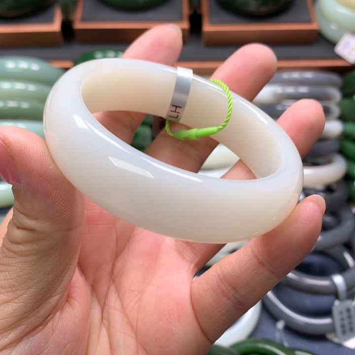 【闪购商品】未镶嵌手镯和田玉9