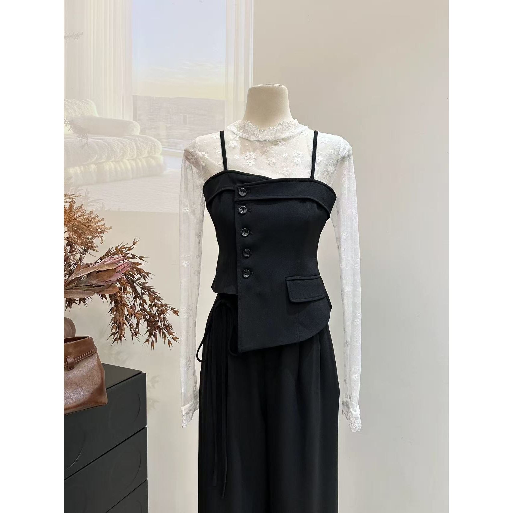 美蕾丝长袖打底衫女+不规则设计感背心+半裙套装