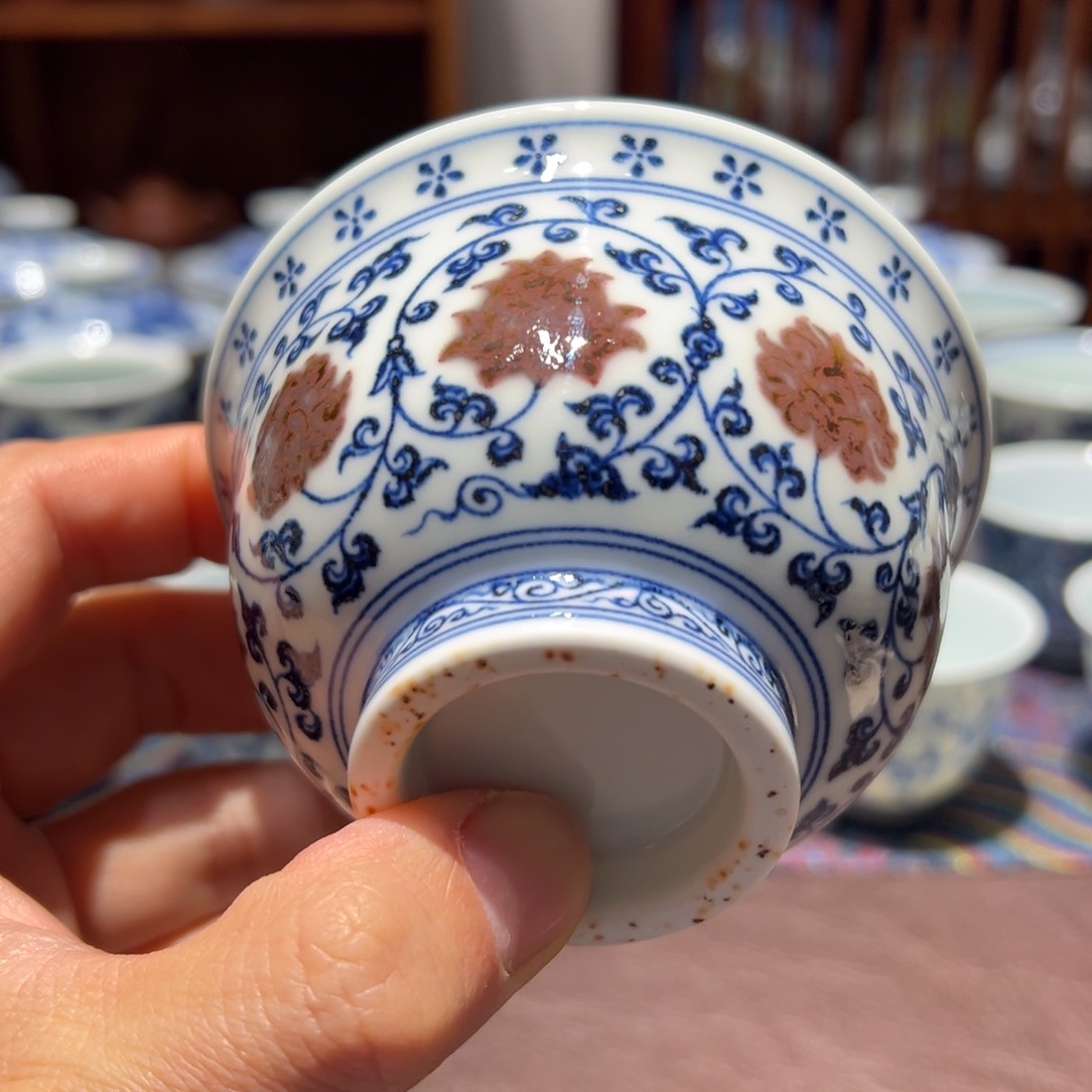 杯青花釉里红缠枝莲内狮子压手杯口径约9.4厘米