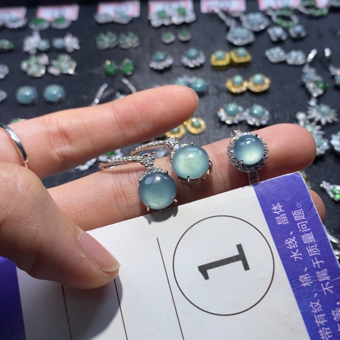 李***太翡翠未镶嵌颈饰翡翠