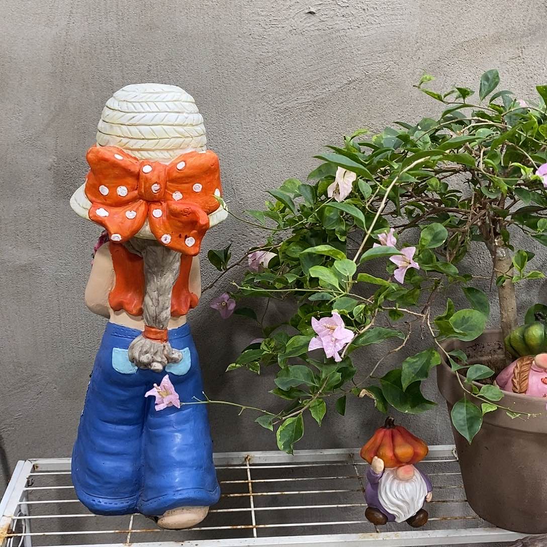 有机玻璃抱花女孩