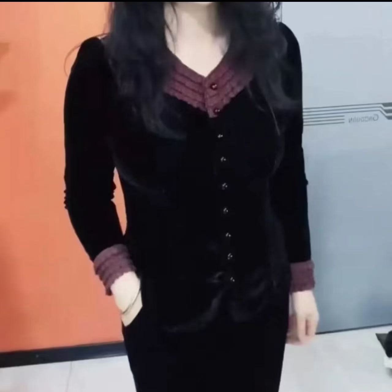 2025早秋撞色长袖丝绒女士V领开衫妈妈装上衣秋冬黑色