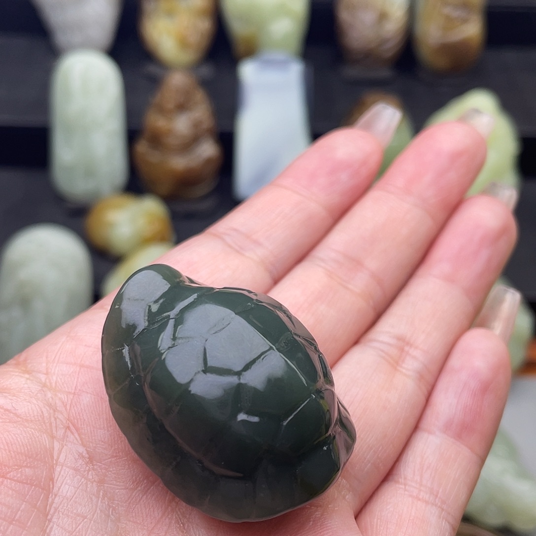 小***学和田玉未镶嵌颈饰