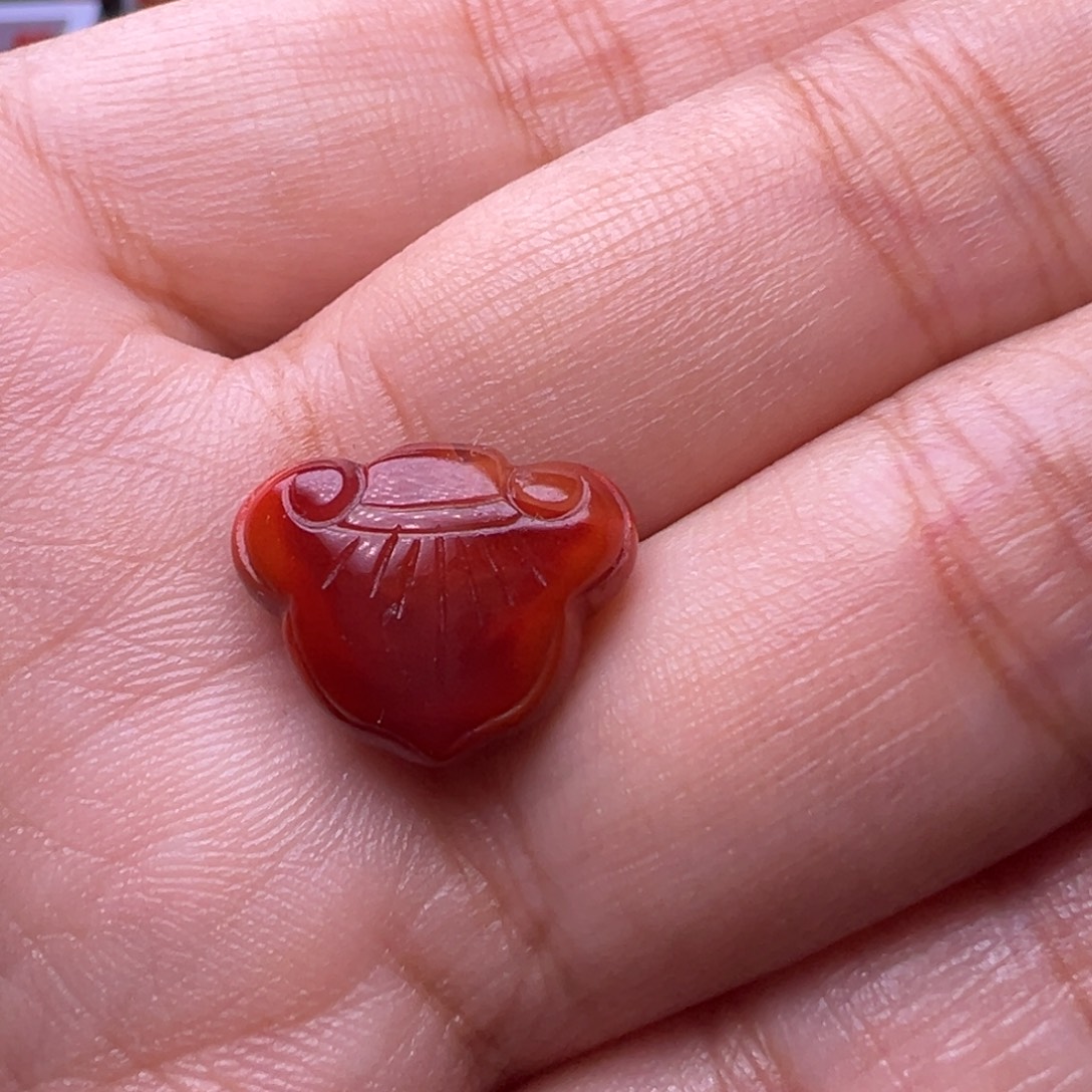 何***姐南红玛瑙未镶嵌珠宝奇石