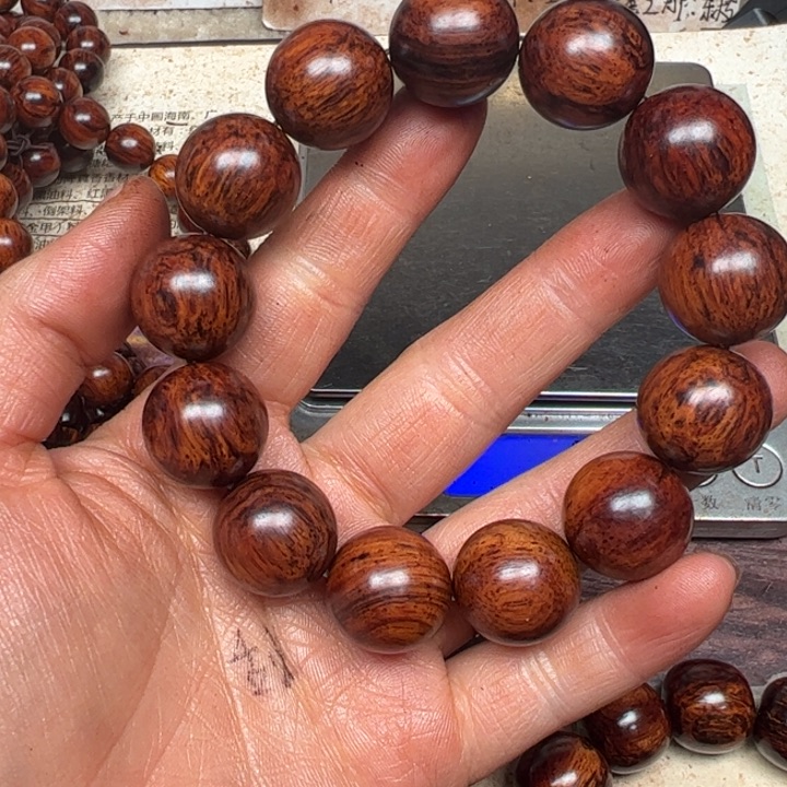 藤类海南红降18红底纹路玉化微瑕