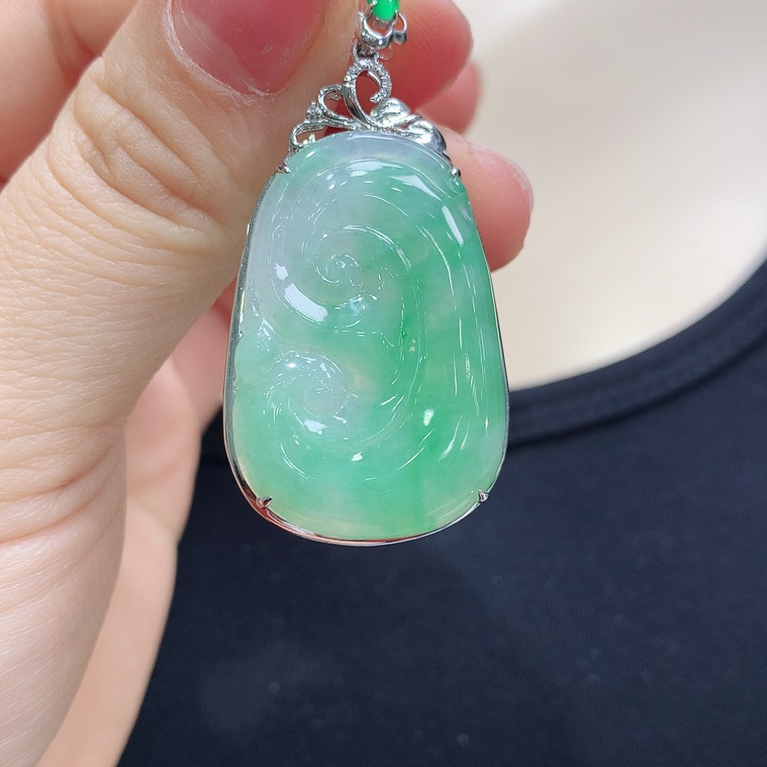 翡翠颈饰18K金镶嵌如意