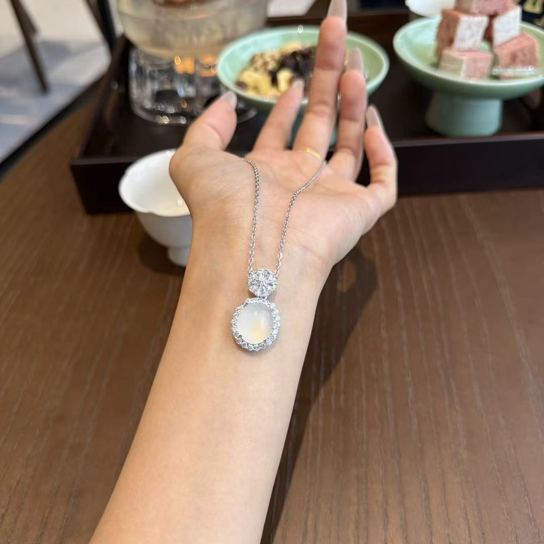 新中式天然高冰鸽子蛋玉髓精致吊坠小蛋面高级小众白月光玛瑙项链