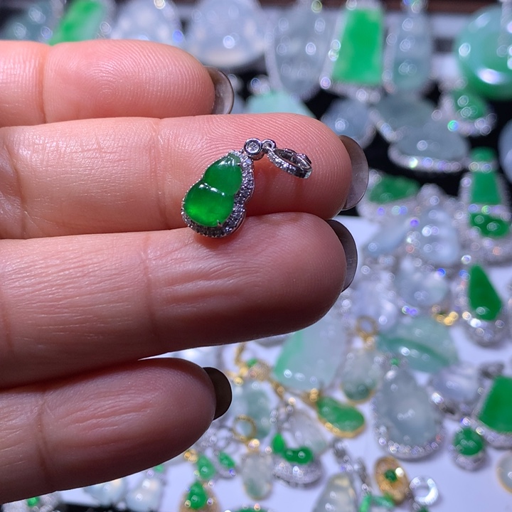 翡翠18K金镶嵌颈饰