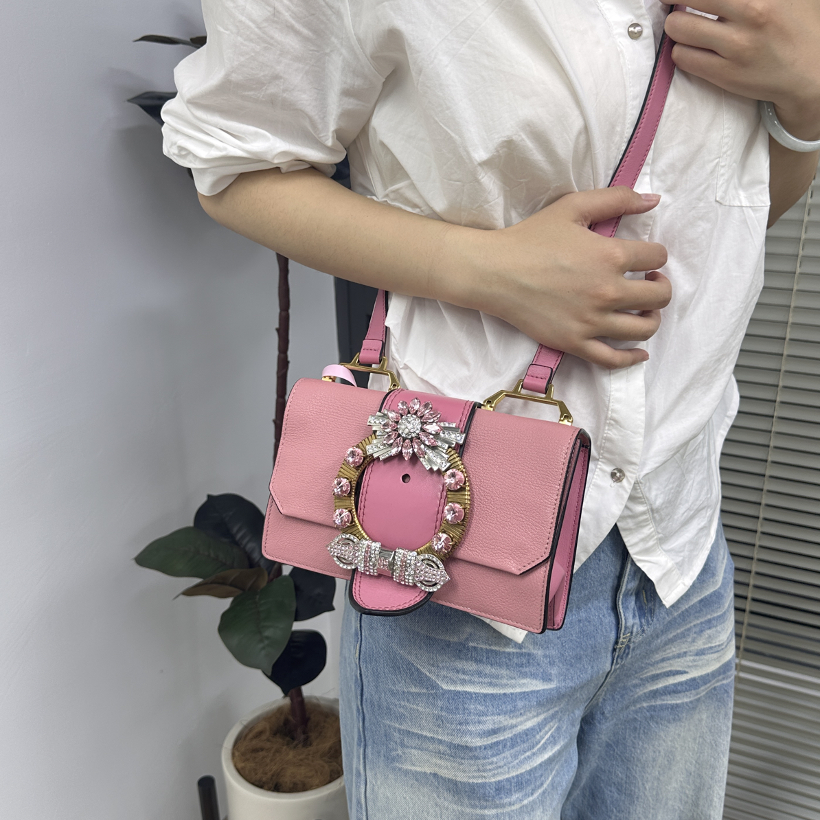95新 MIU MIU/缪缪 粉色时尚水钻单肩包 新精致百搭之选