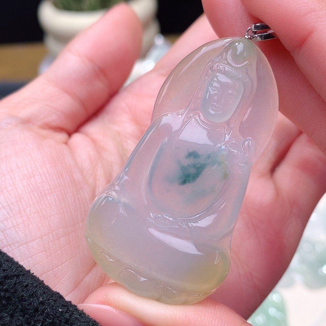 颈饰18K金镶嵌翡翠三彩特色素衣观音