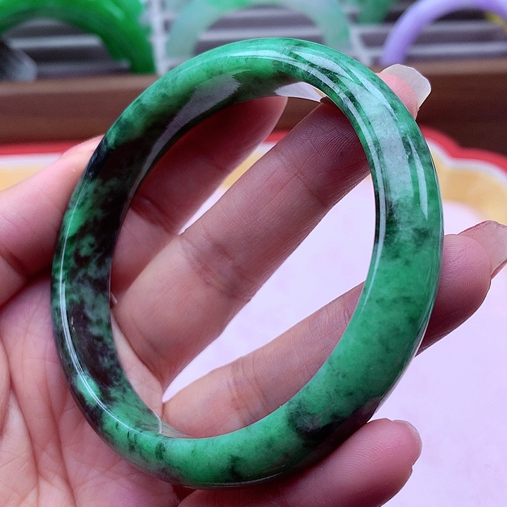 翡翠手镯未镶嵌翡翠