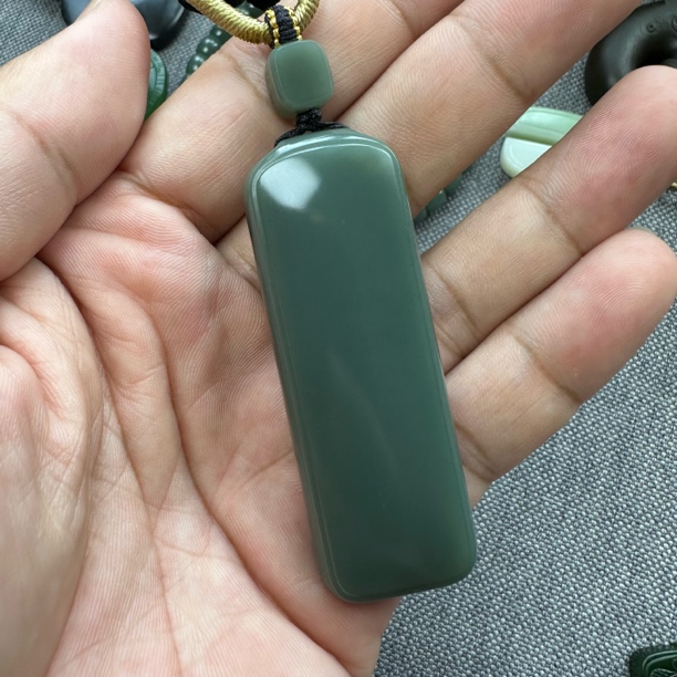 集色堂和田玉且末夹层料极细沙枣青瓷蓝时尚精美苏工平安牌49g