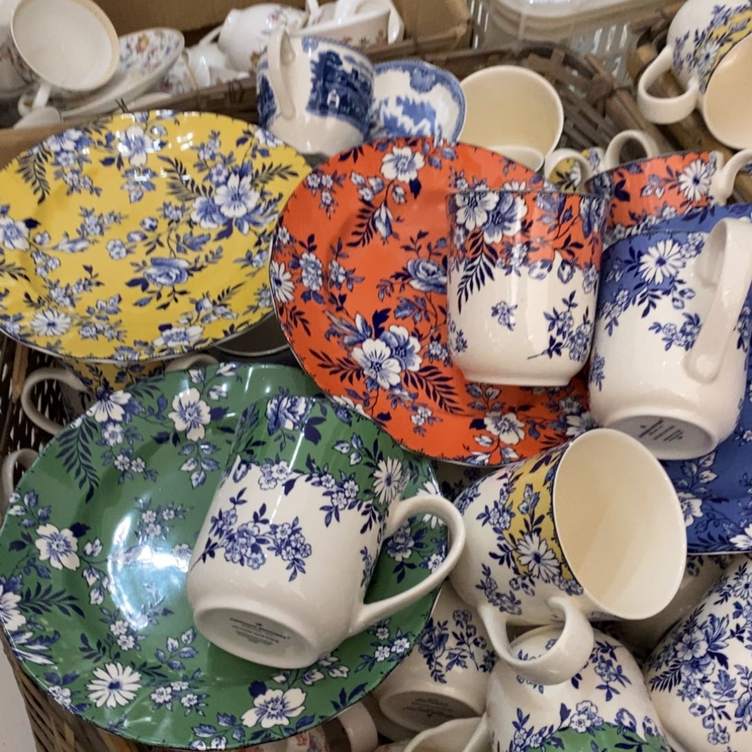 用***1瓷微瑕青花四色花盘子，黄色全新