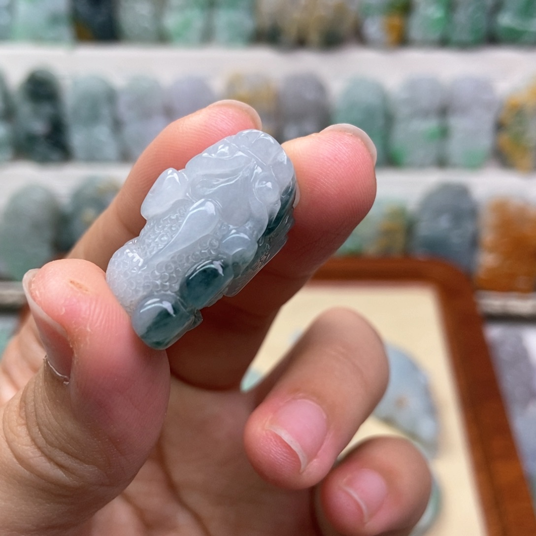 翡翠未镶嵌吊坠(赠链)