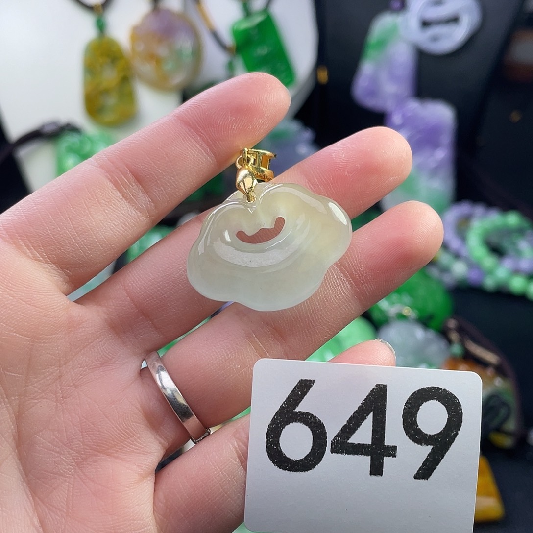 翡翠未镶嵌吊坠(赠链)