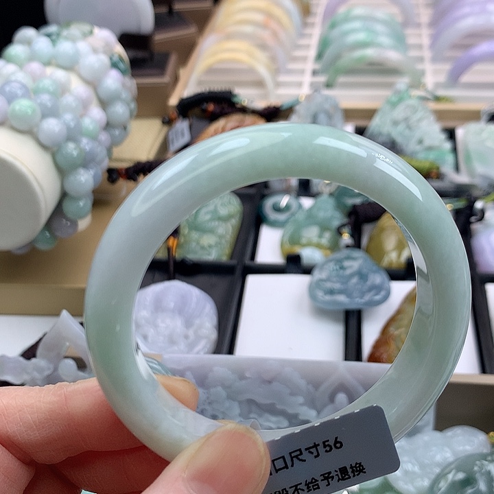 翡翠手镯未镶嵌吊坠