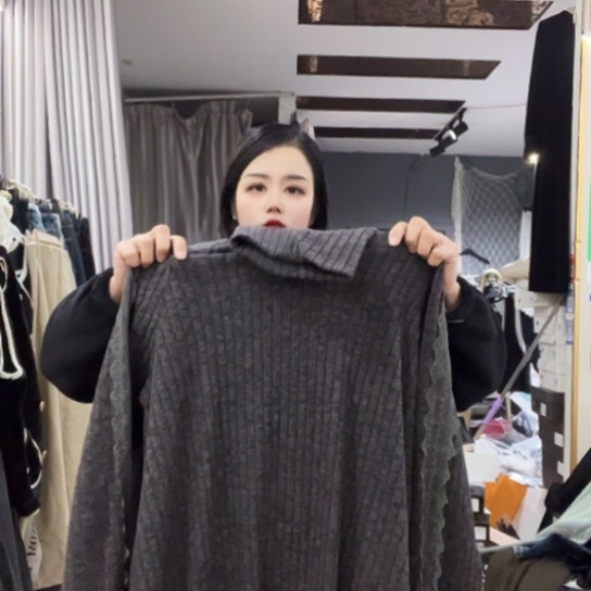 灰色大款上衣搭配芭比裤穿