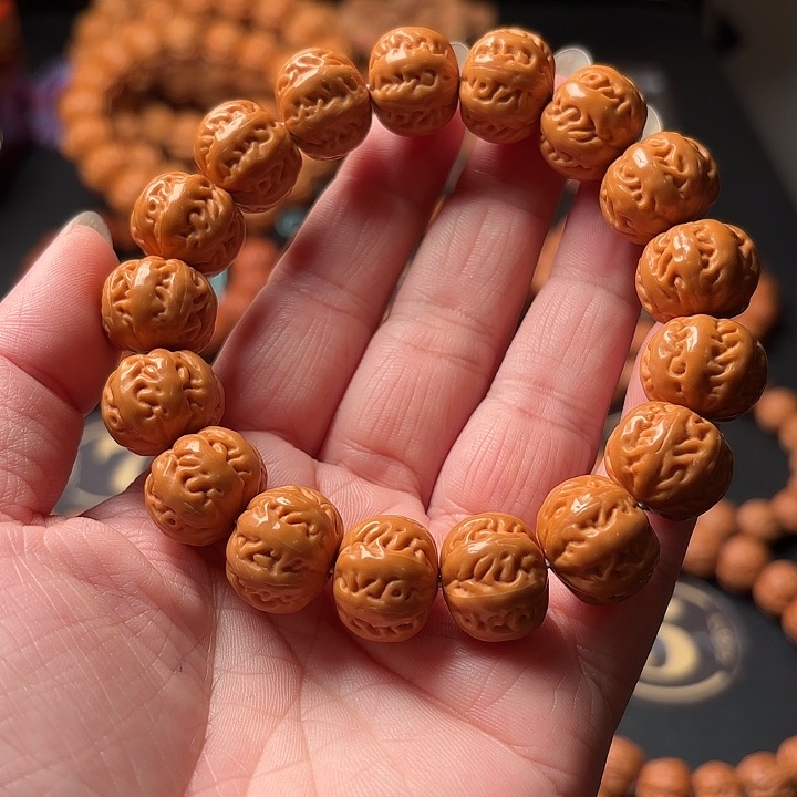 文玩核桃手串猴头雕刻