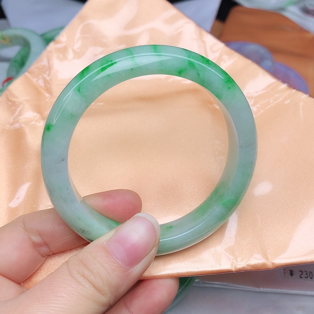 翡翠手镯未镶嵌桐**婆8053ccvbbnn