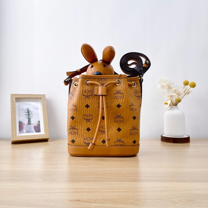 95新 MCM 小兔子玩偶水桶包/5483