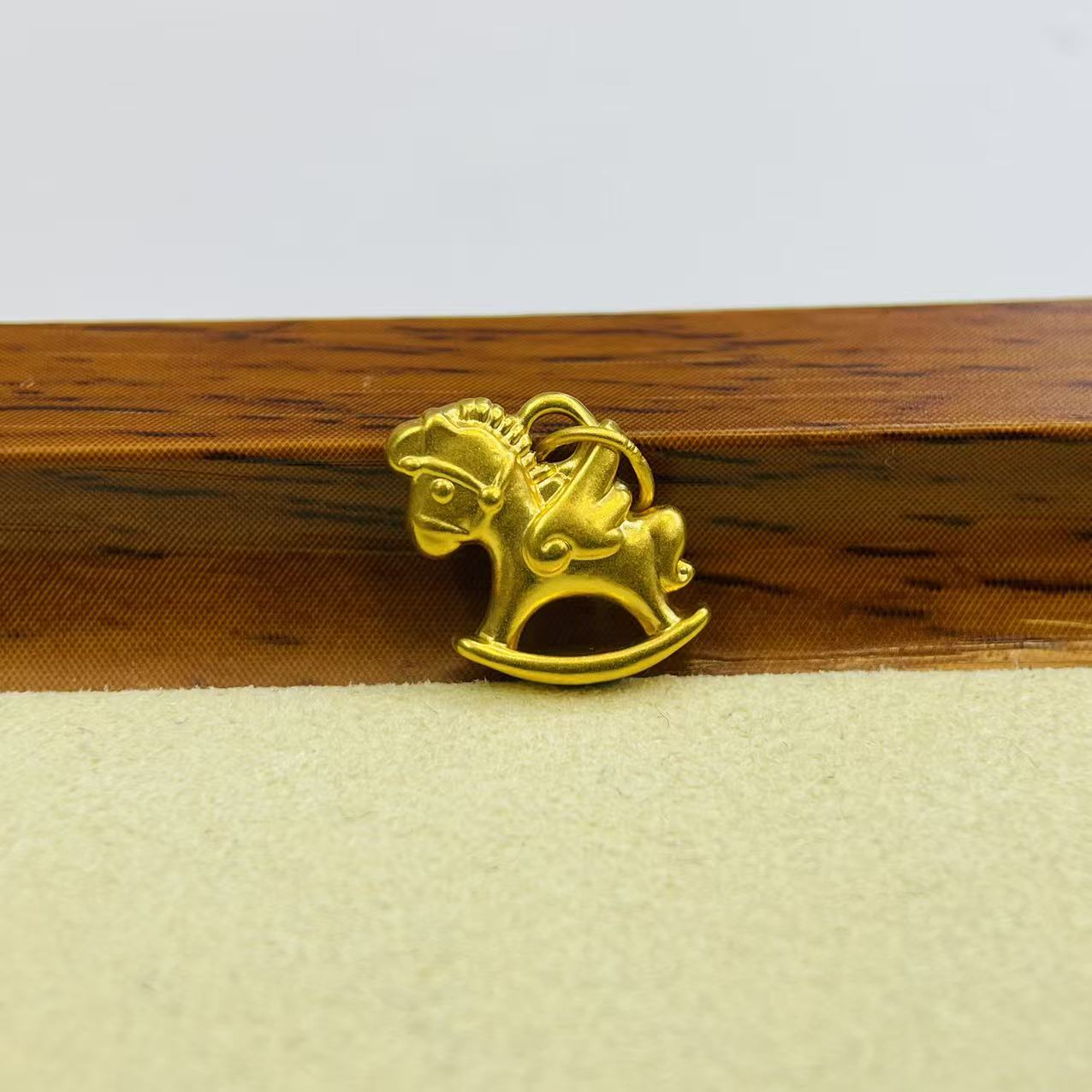 新金社黄金足金999飞天木马吊坠DP2535-0290