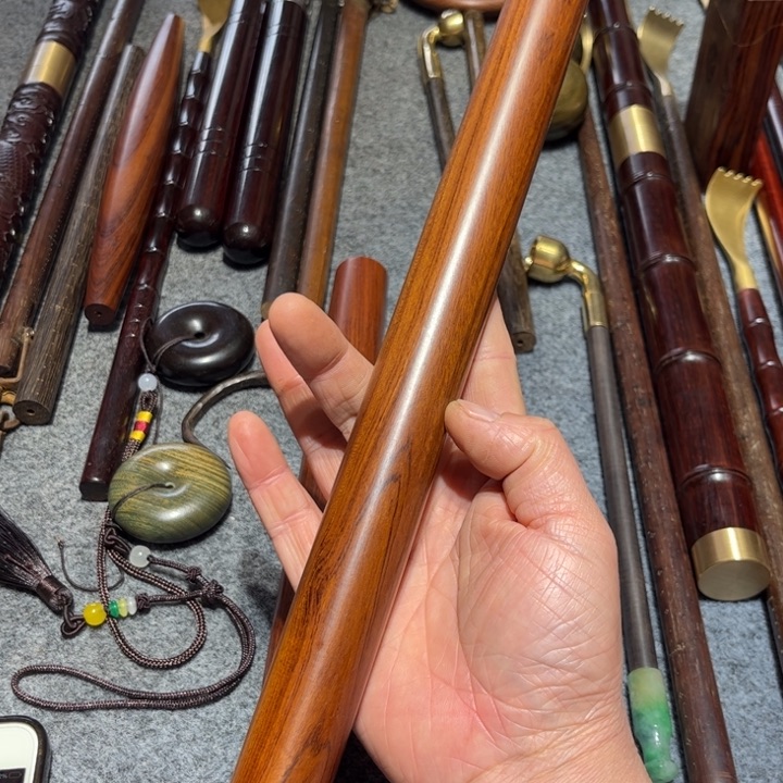 木手把贵擀面杖擀面皮