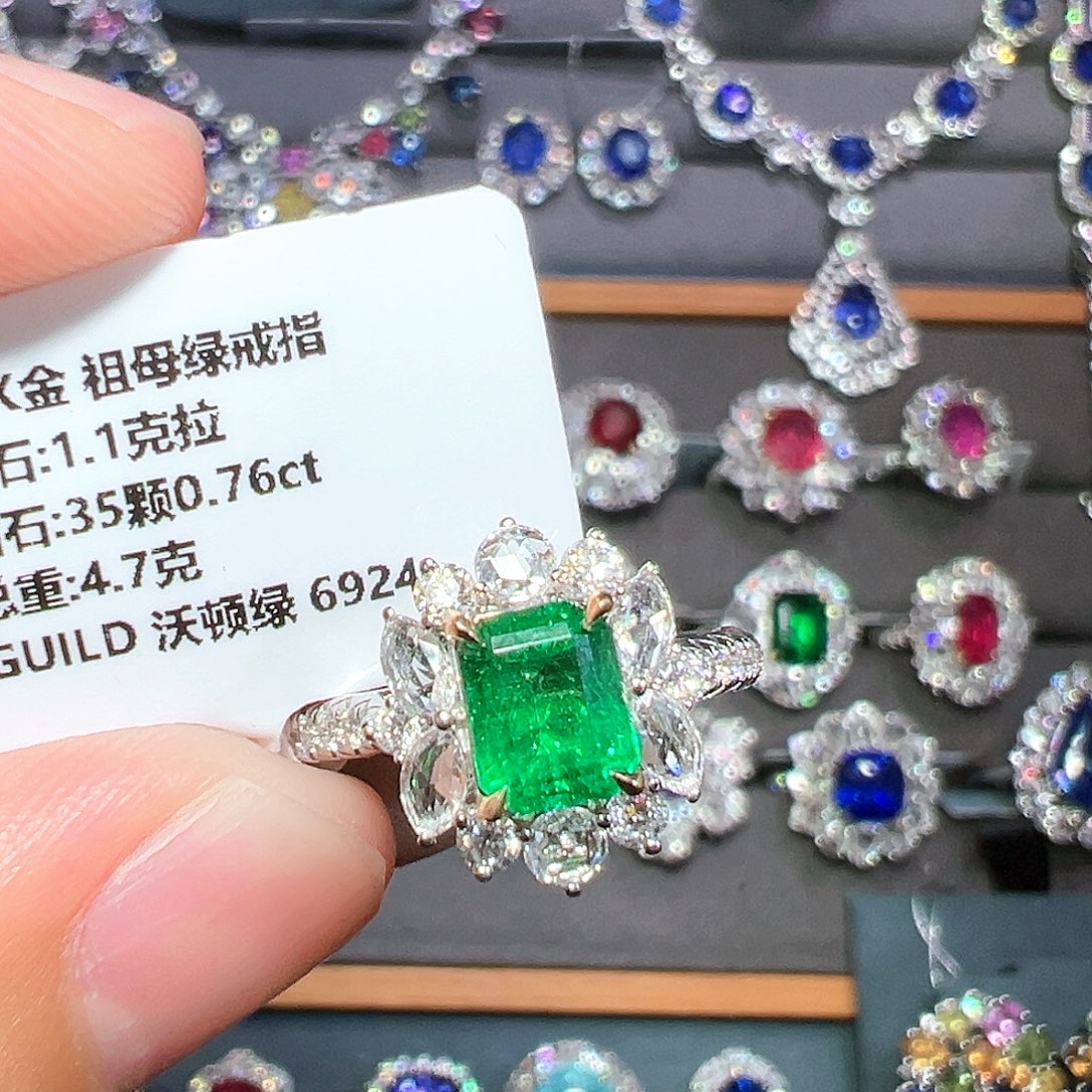 18K金镶嵌祖母绿戒指