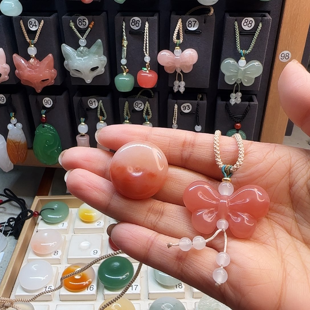 石英质玉未镶嵌颈饰