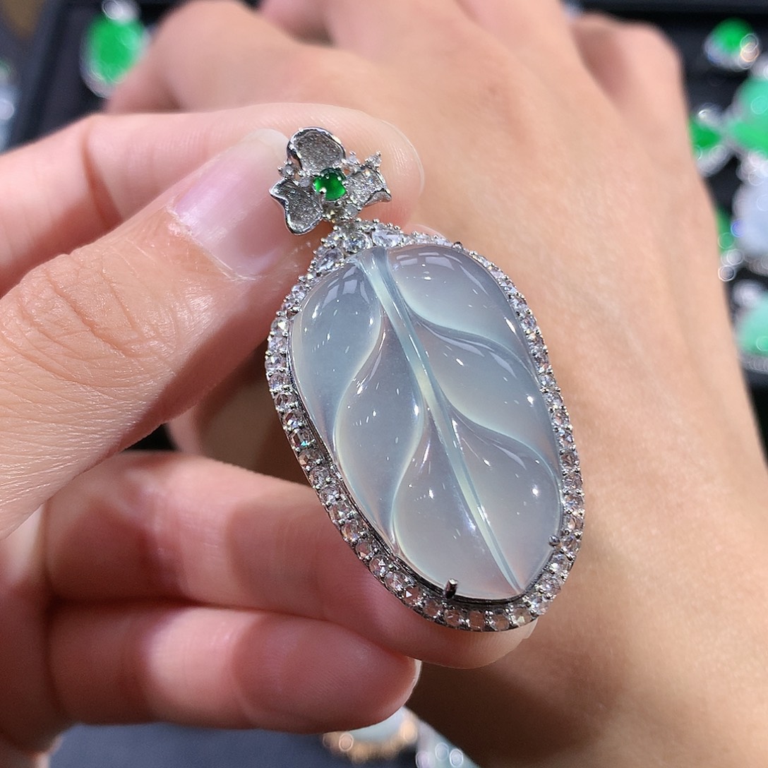 翡翠18K金镶嵌颈饰