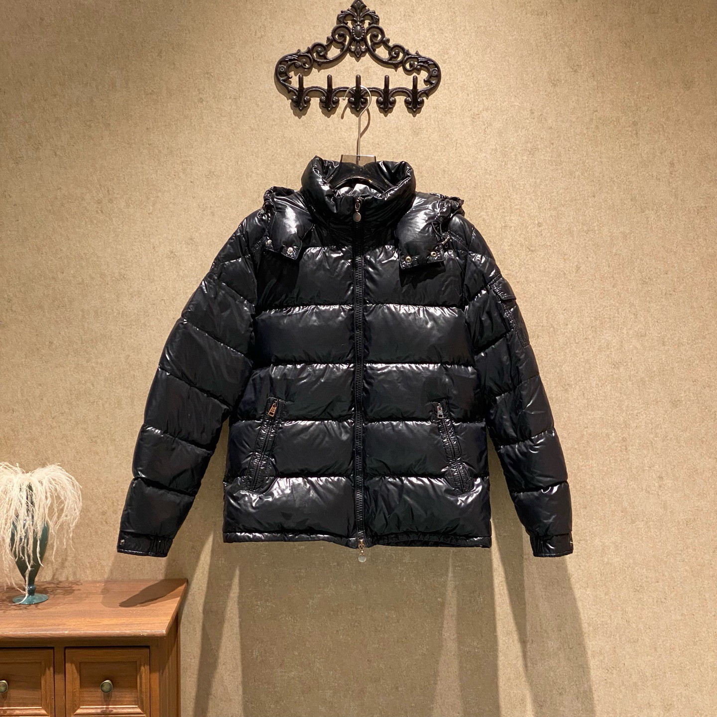 95新 MONCLER 黑色亮面刺绣徽标logo羽绒服/4码/39075