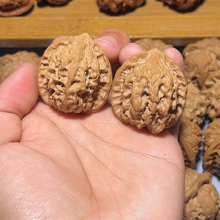 文玩核桃把件野生老款麻核桃油蜡皮