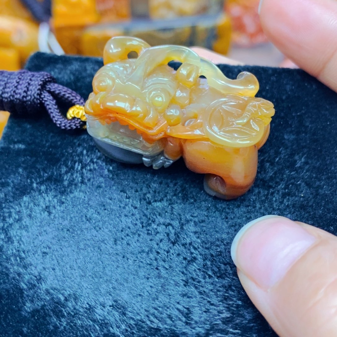 未镶嵌石英质玉（黄龙玉）颈饰