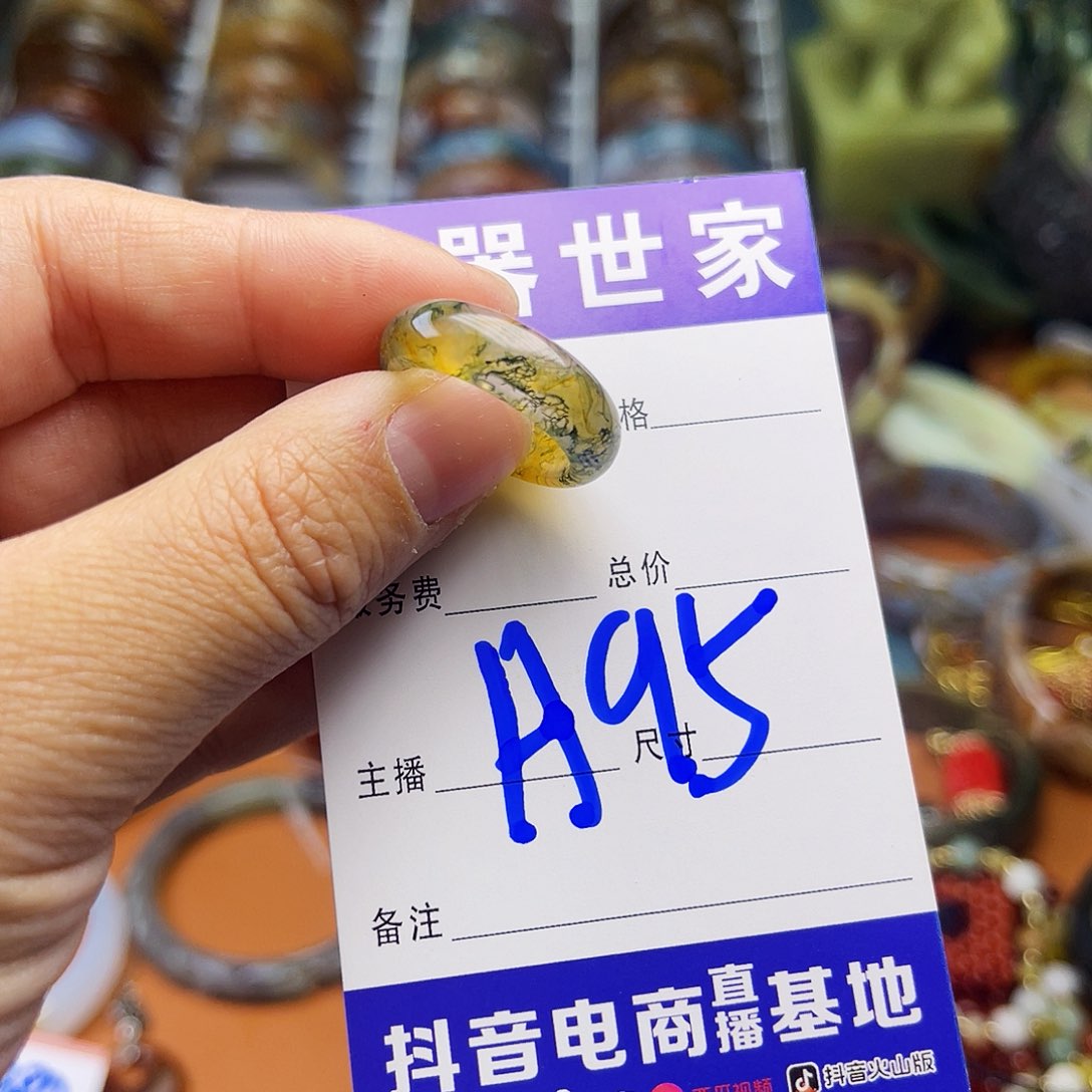 石英质玉颈饰未镶嵌