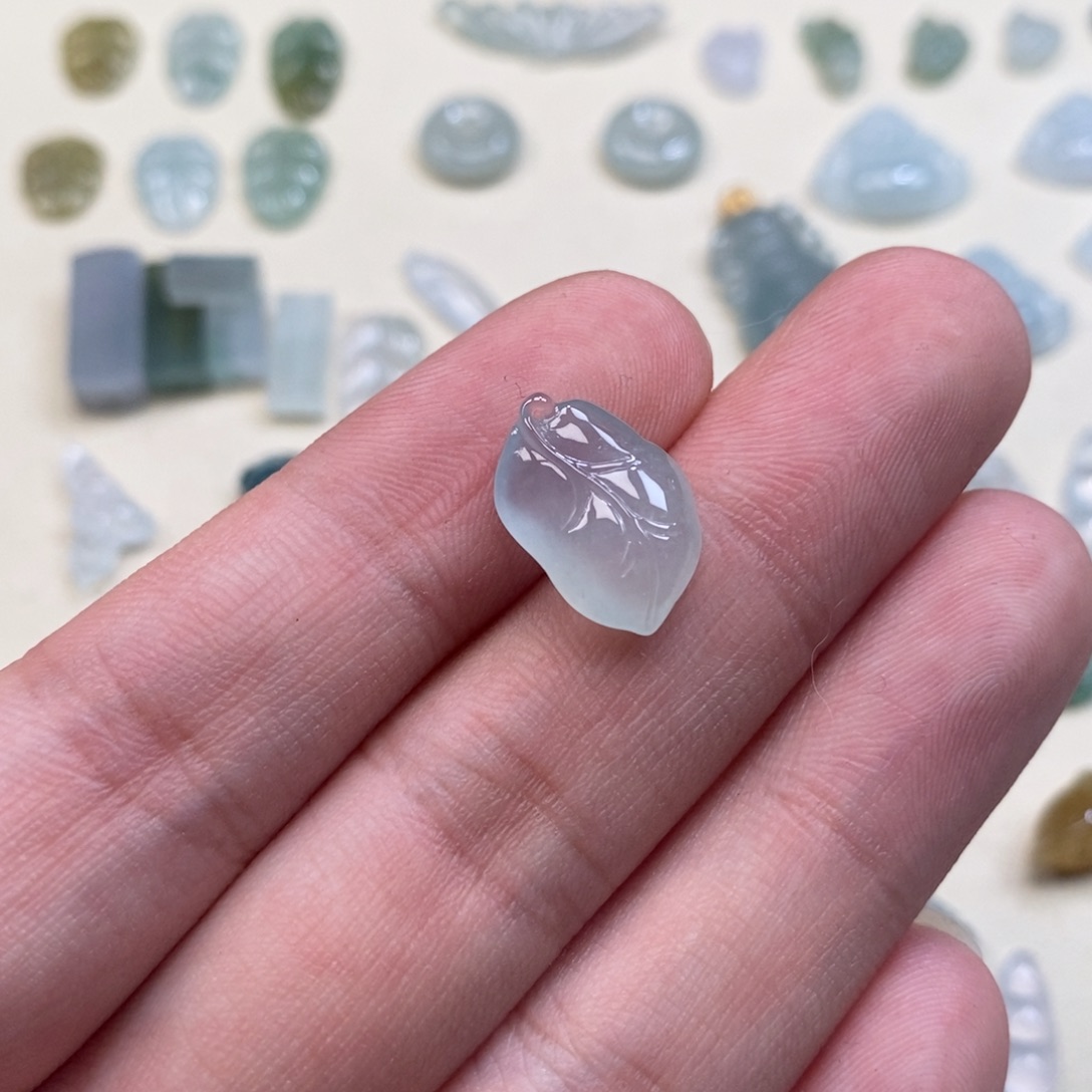 听***话翡翠未镶嵌颈饰叶子