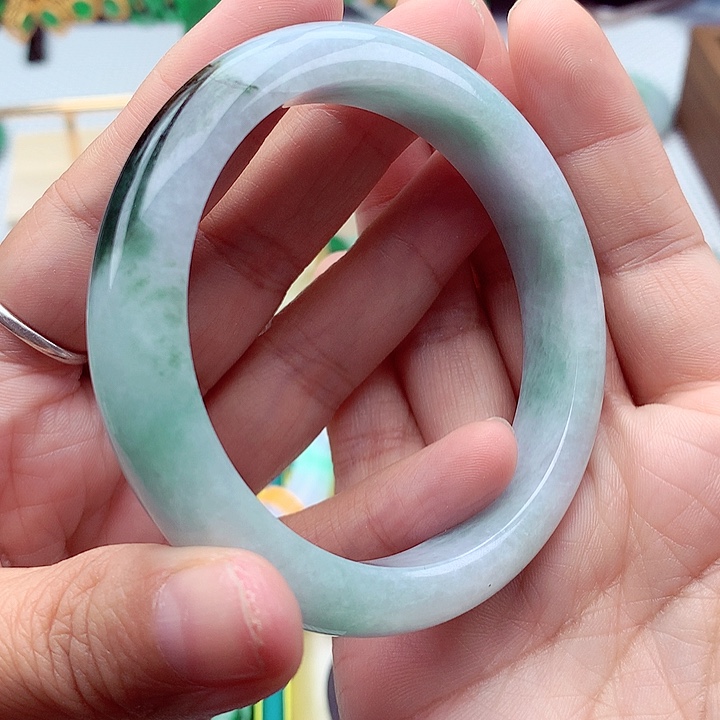 翡翠手镯未镶嵌翡翠