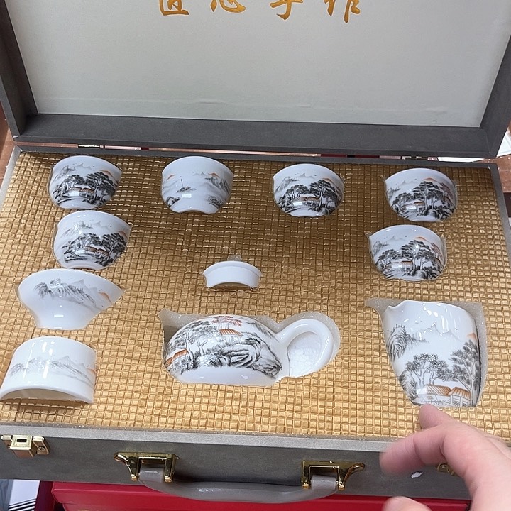 孤品茶具套装等。            