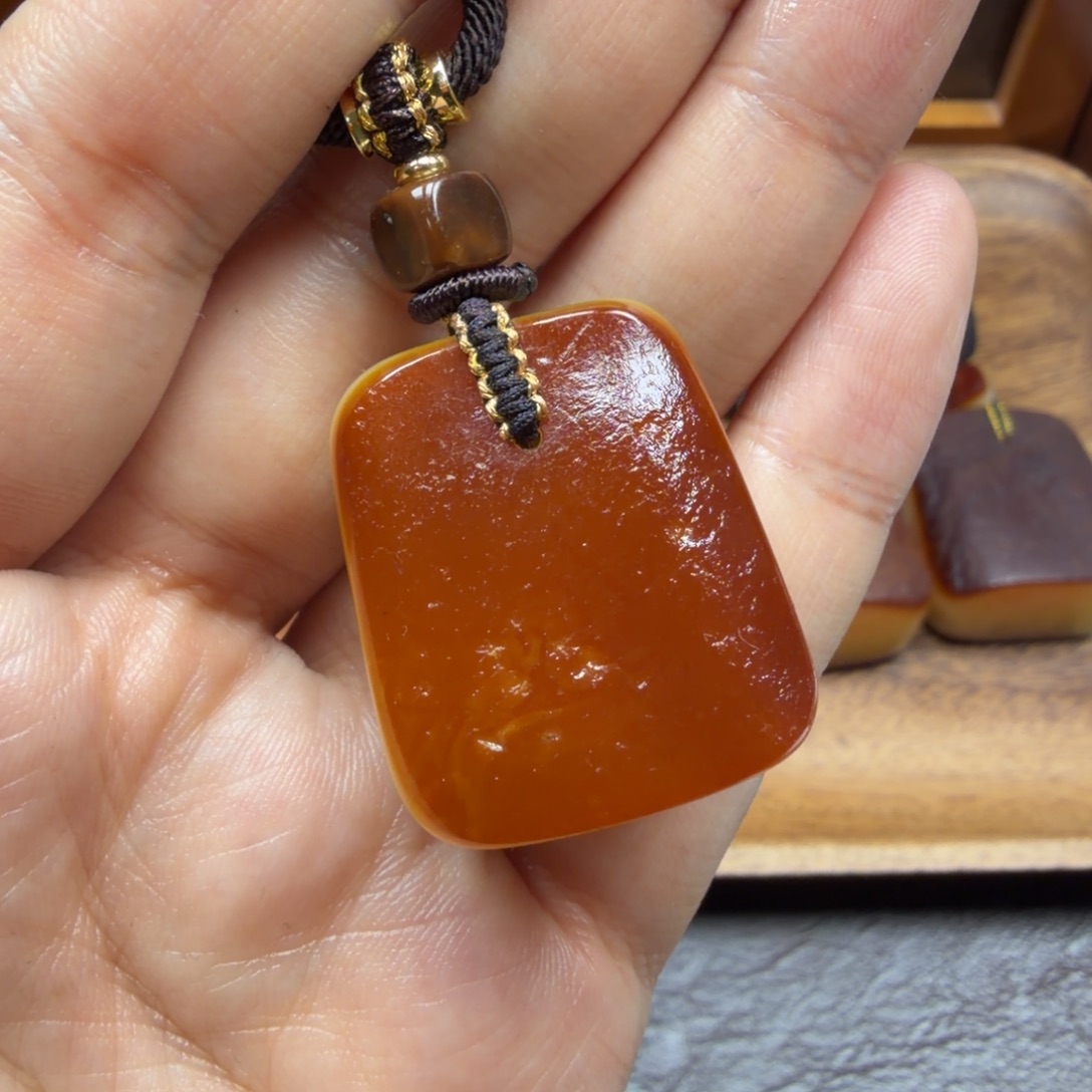 琥珀未镶嵌吊坠(赠链)