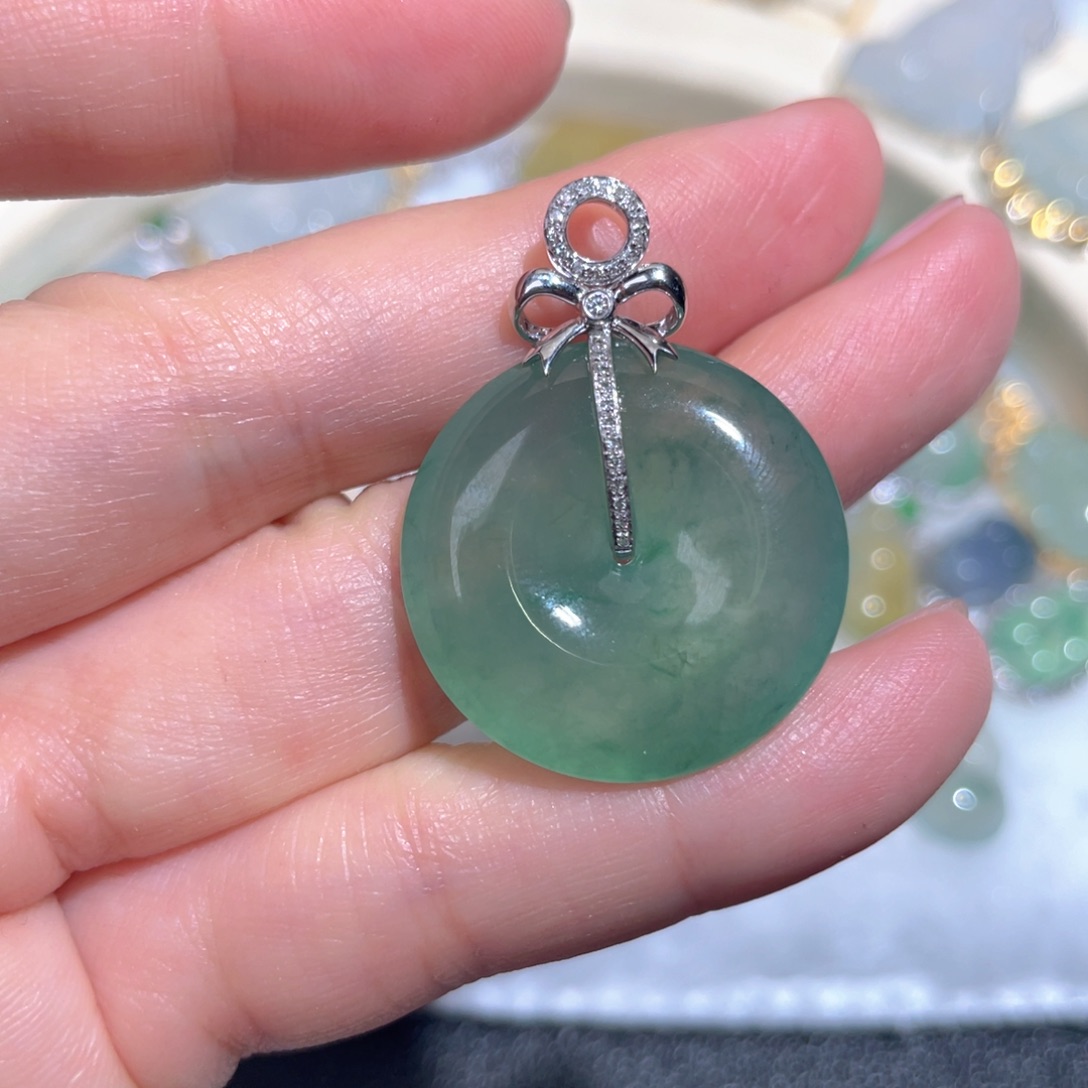 翡翠颈饰18K金镶嵌翡翠