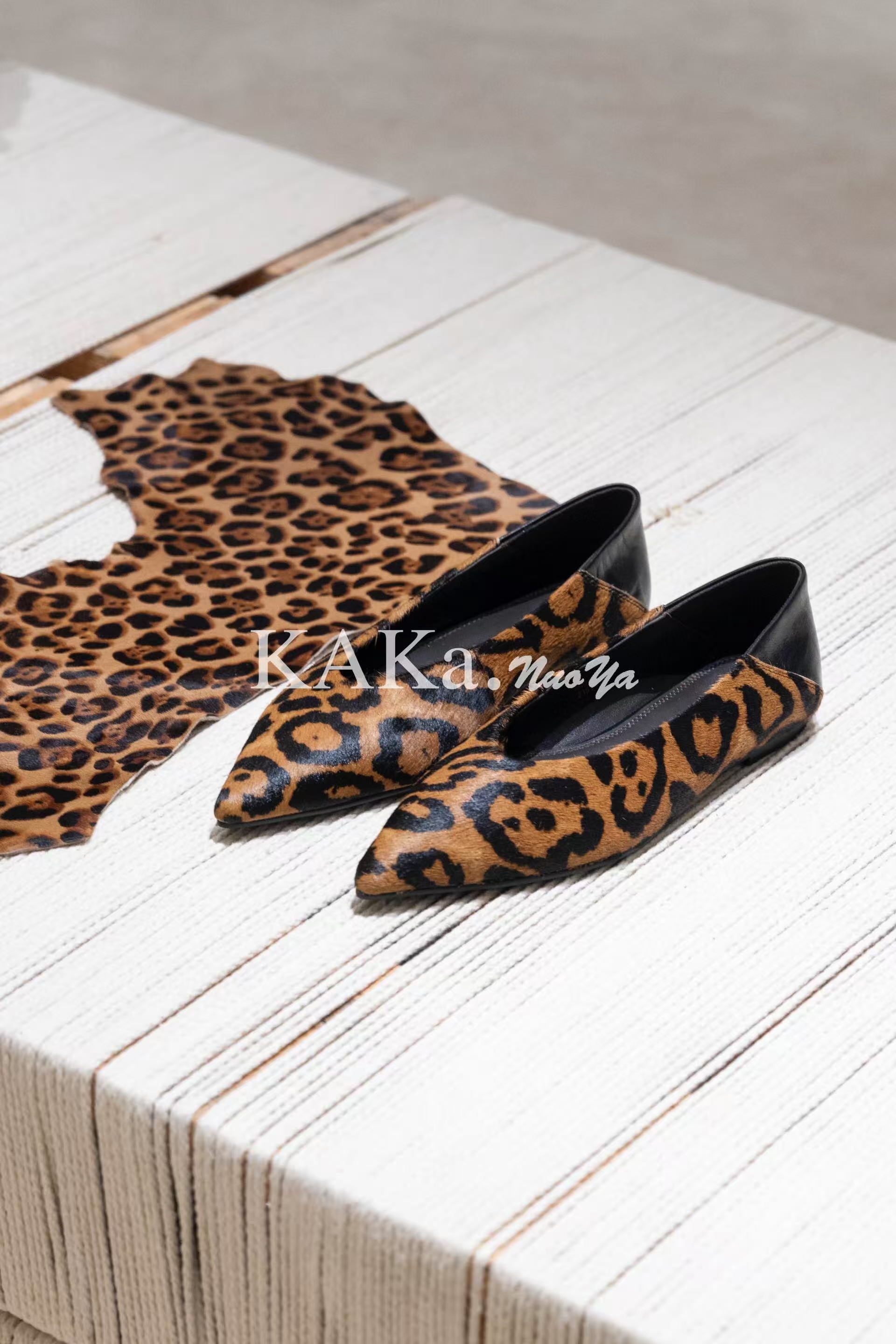 KAKA NUOYA卡卡诺亚  2417 尖头豹纹复古绒面通勤女鞋dy