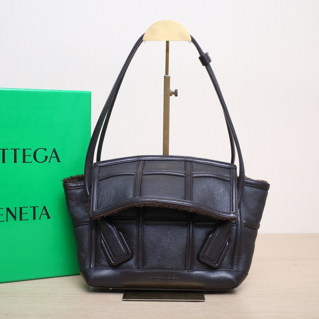 99新 BOTTEGA VENETA/葆蝶家 【黑黑】Arco 小号 咖啡色 泰迪毛绒