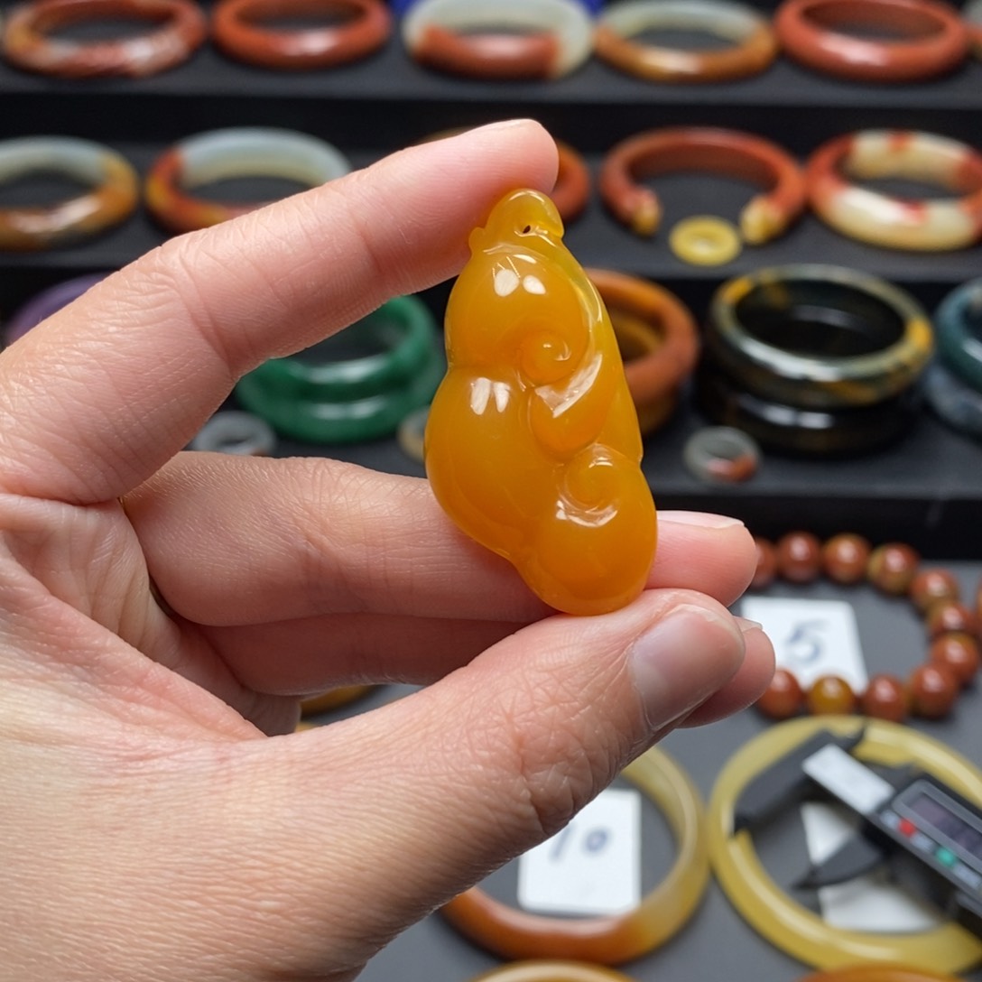 石英质玉（黄龙玉）吊坠未镶嵌