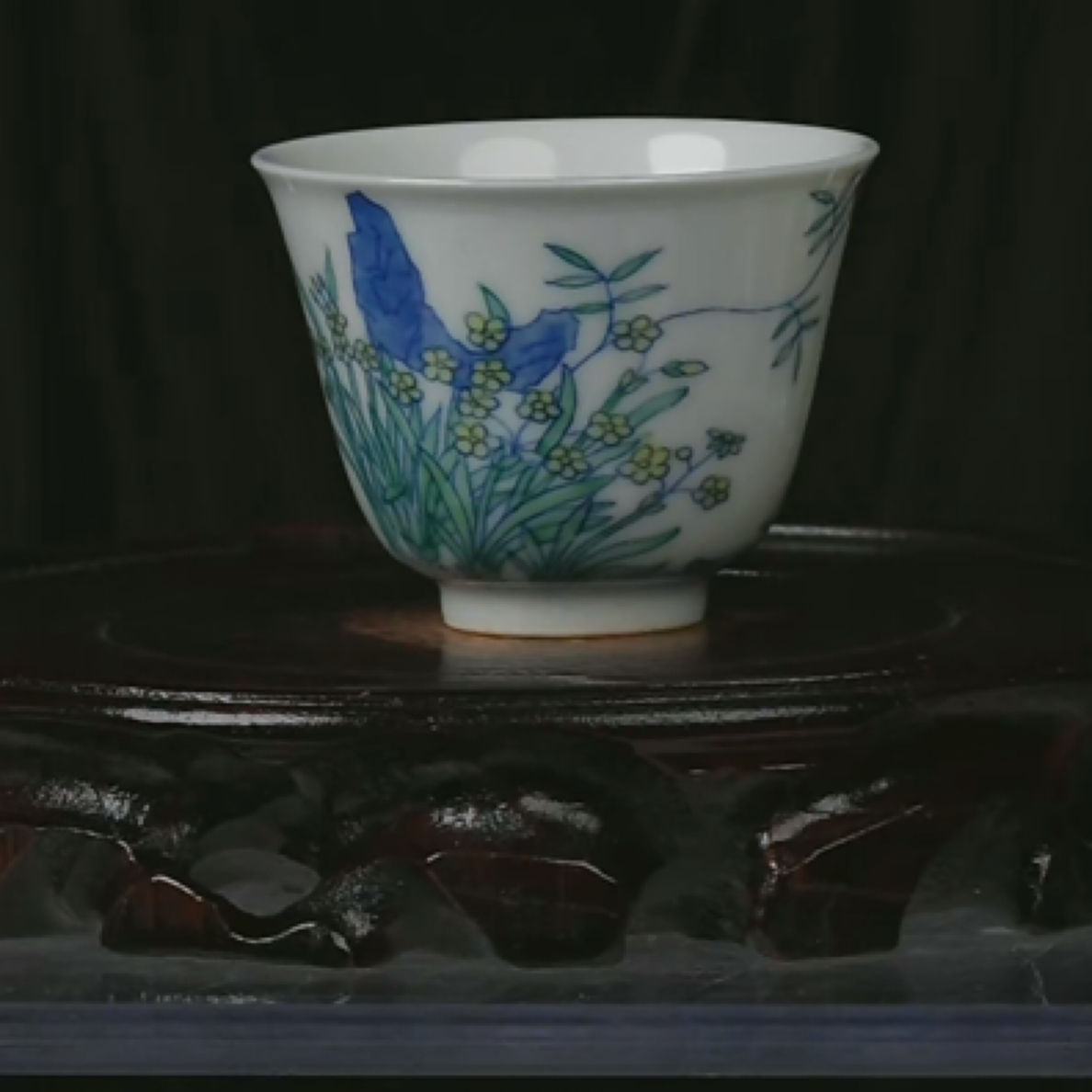 M青花加彩洞石水仙花纹杯