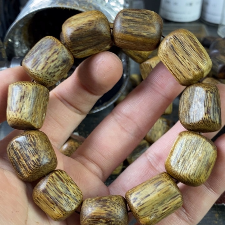 沉香手串海南乌身老白奇楠随行单圈25克➕